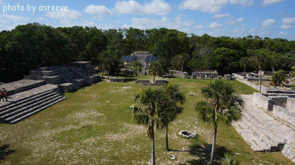 Courtyard with water well at bottom right (between palm trees)